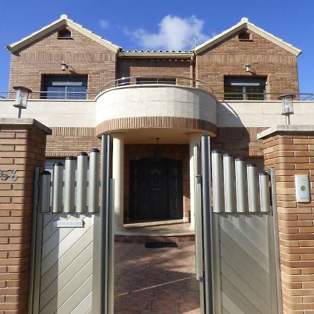 Chalet Moderno Con Piscina En Calafell Villa Bagian luar foto