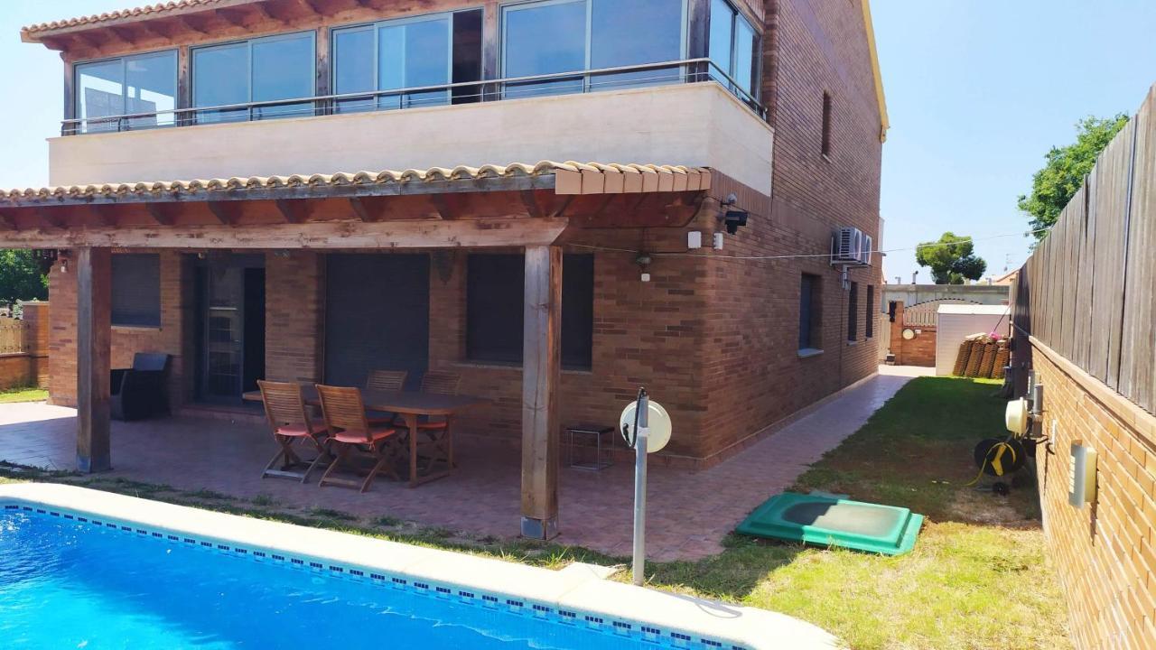 Chalet Moderno Con Piscina En Calafell Villa Bagian luar foto