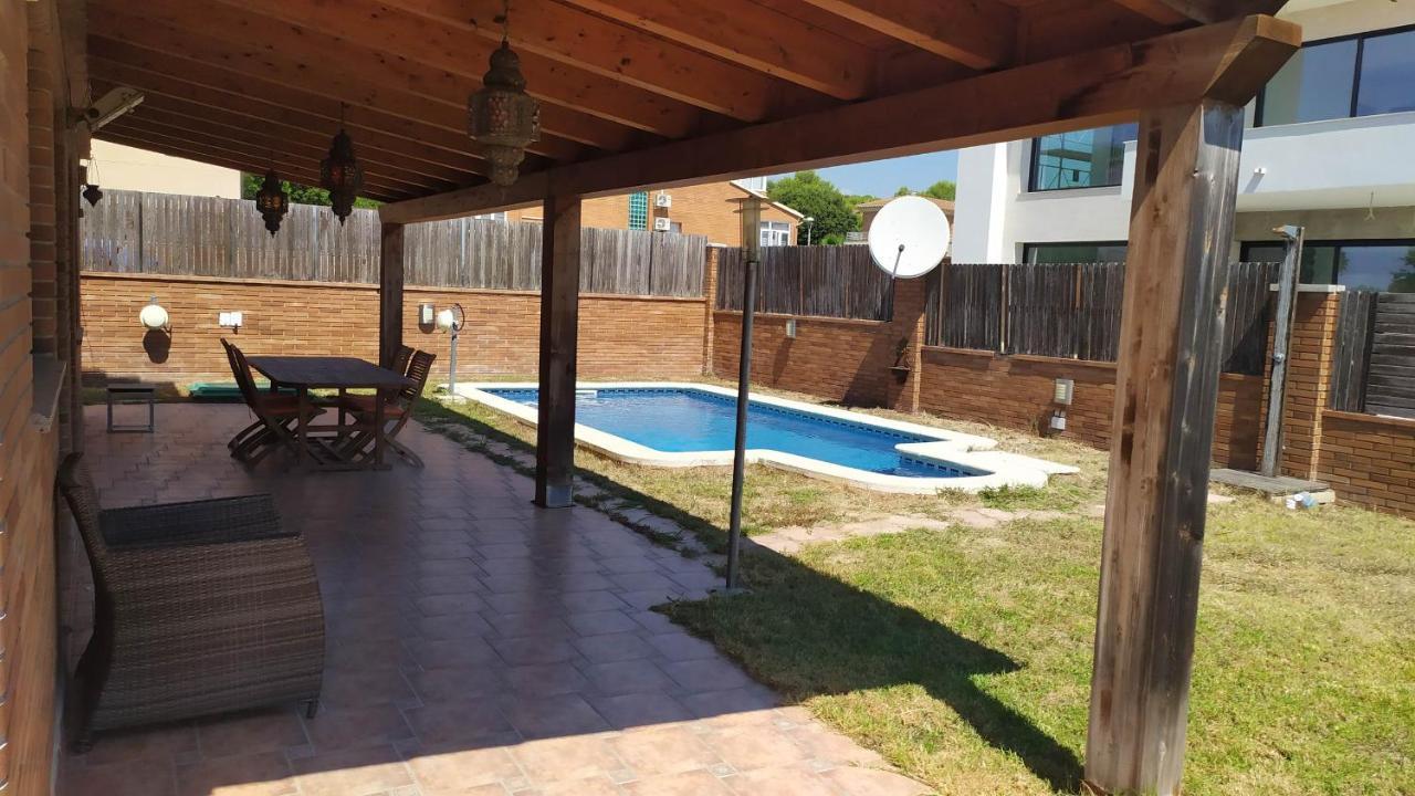 Chalet Moderno Con Piscina En Calafell Villa Bagian luar foto