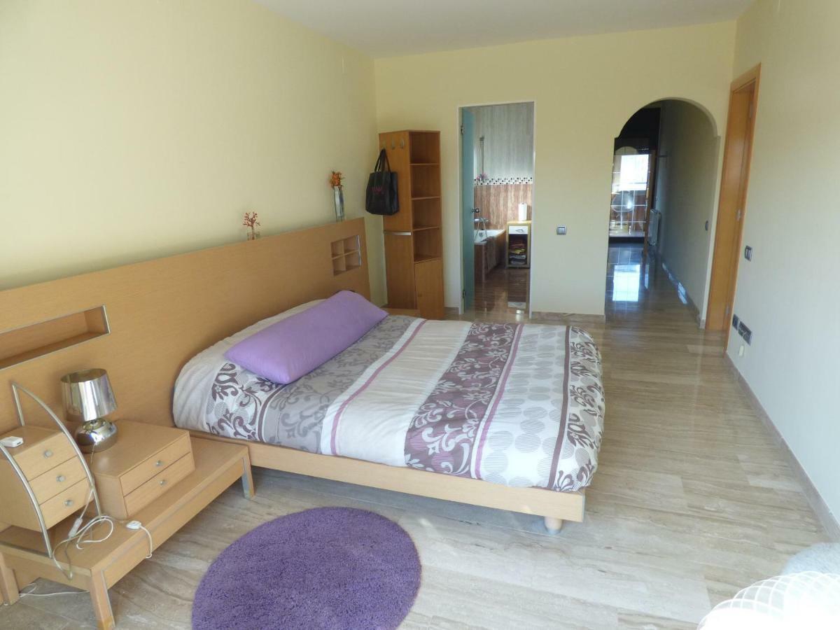 Chalet Moderno Con Piscina En Calafell Villa Bagian luar foto