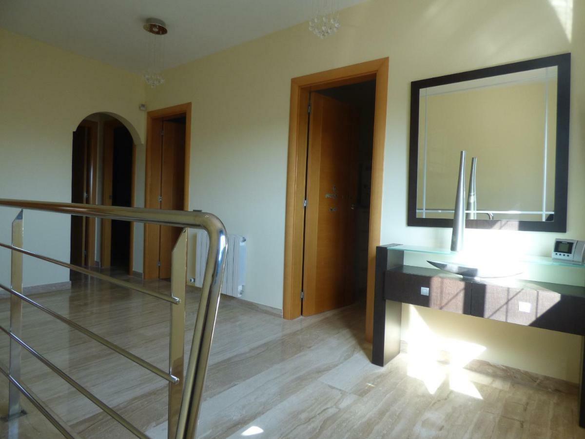 Chalet Moderno Con Piscina En Calafell Villa Bagian luar foto