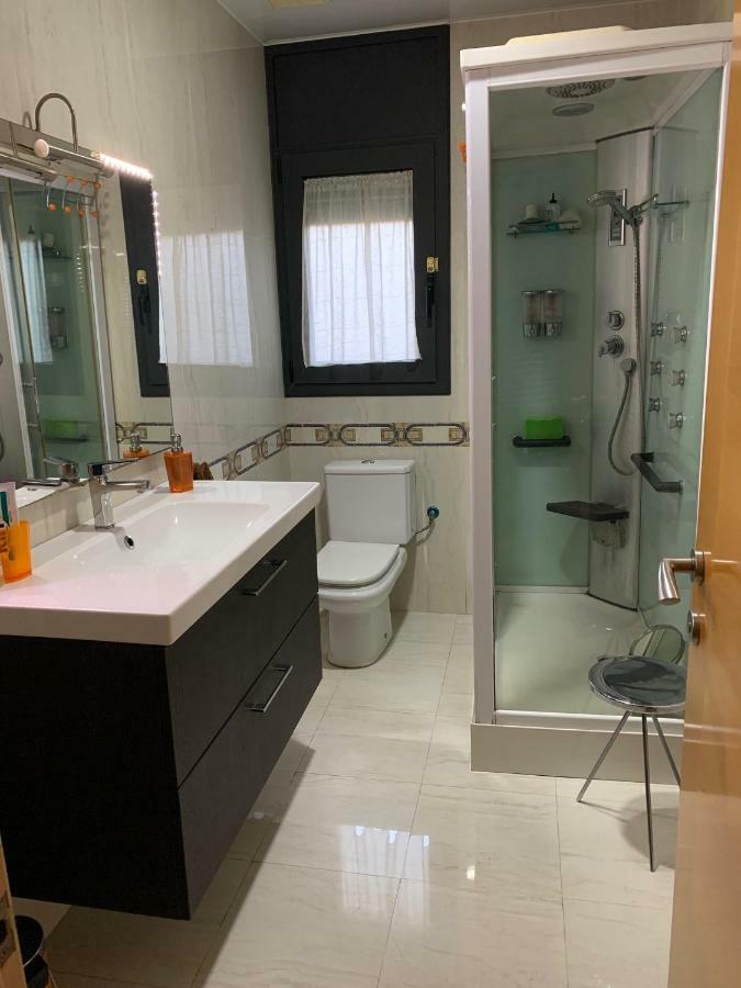 Chalet Moderno Con Piscina En Calafell Villa Bagian luar foto
